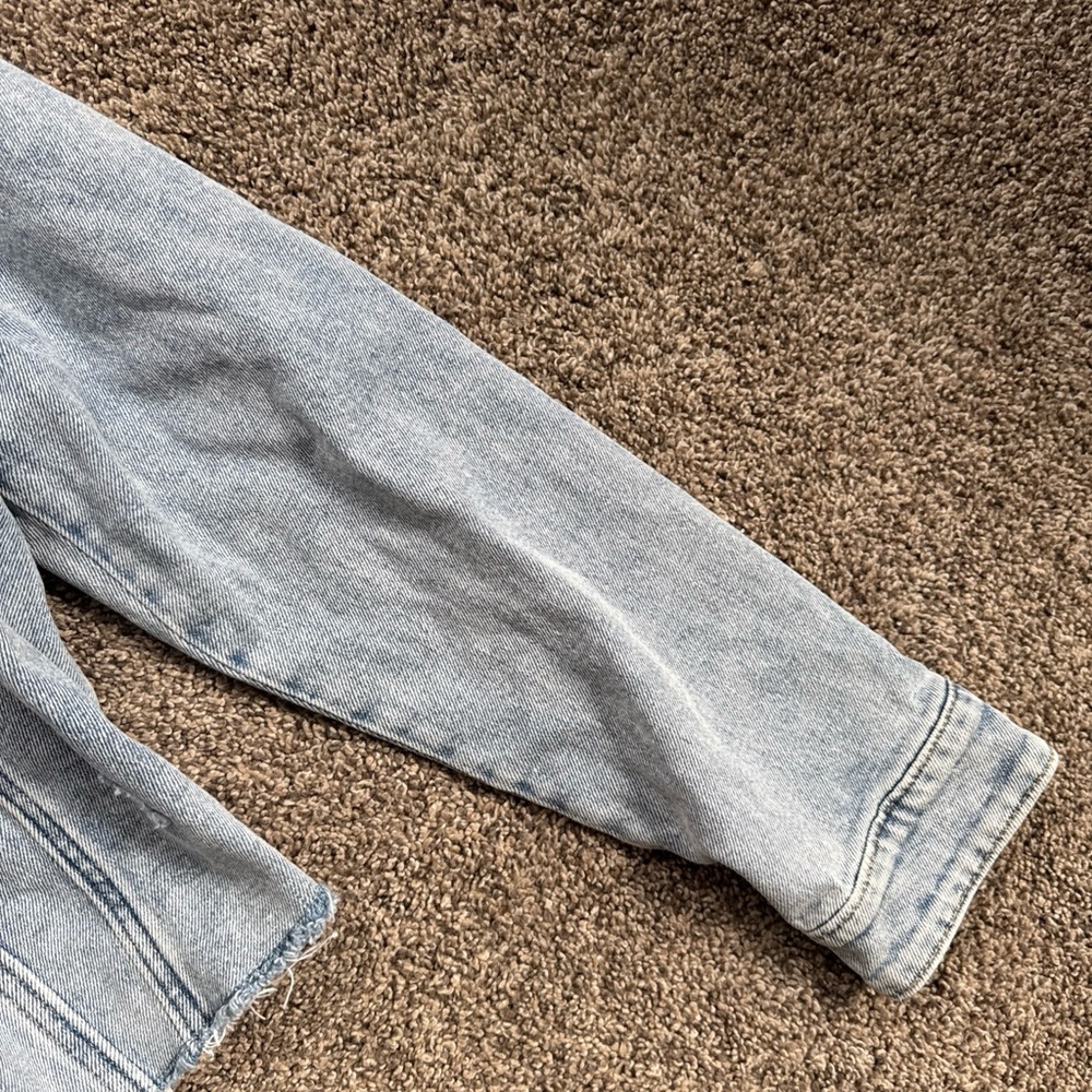 Hollister Women’s Xl but fits Large Light Wash Distressed Denim Jacket EUC - Picture 5 of 11